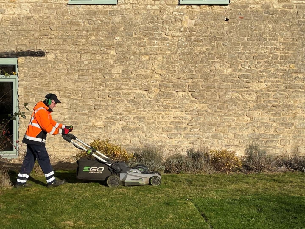 This course is designed for anyone working in the horticultural and landscape industry so you can walk away with the knowledge and skills to use these pieces of equipment.
We allocate 1 day for training and assessment.
Number of candidates per course: 4